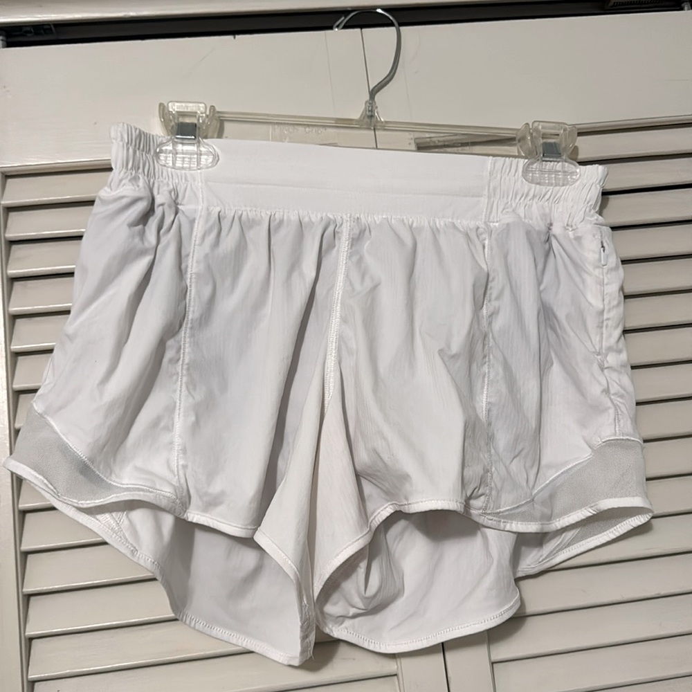 Hotty Hot Low-Rise Lined Short 2.5" Lululemon size 8